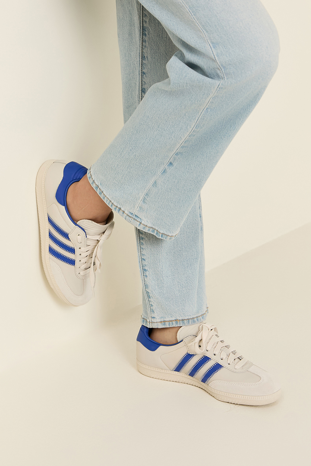 תמונת כל הלוק של אדידס X יומינרייס נעלי סניקרס סמבה